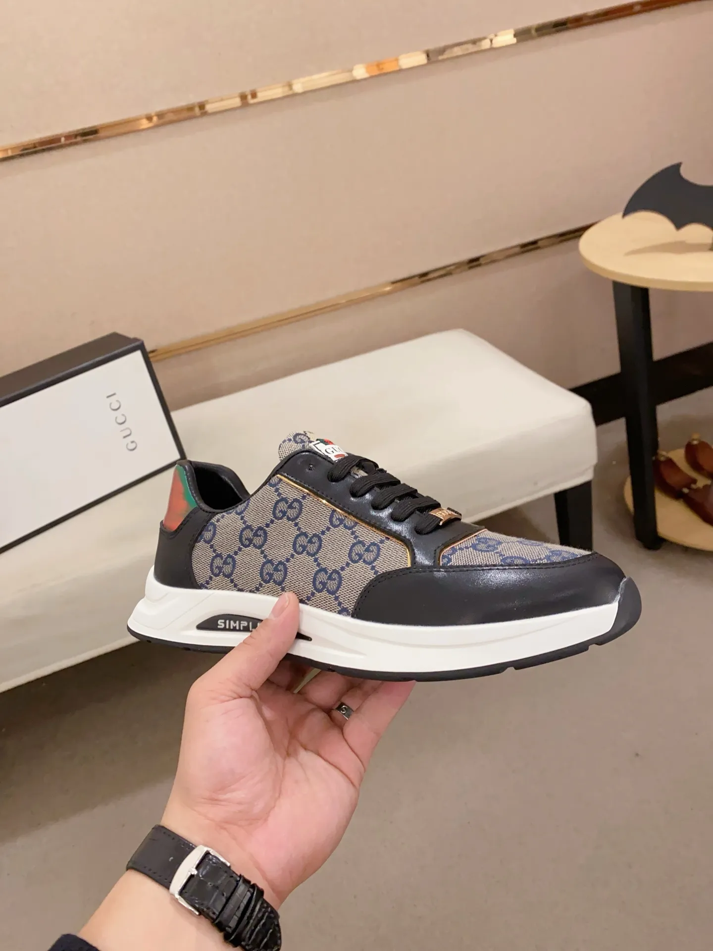 Men's shoes💰 420💰The new GUCCI (Gucci) counters are launched simultaneously. The new men's shoes, 😘fabrics are selected from imported cowhide, and the lining is sheepskin lining. 👍🏿 High-end ☄️ air-cushion molded anti-slip rubber outsole, exquisite lines, simple and elegant, comfortable and high-end for leisure travel. Code number: 38 to 44 (45 can be customized and cannot be returned or exchanged)